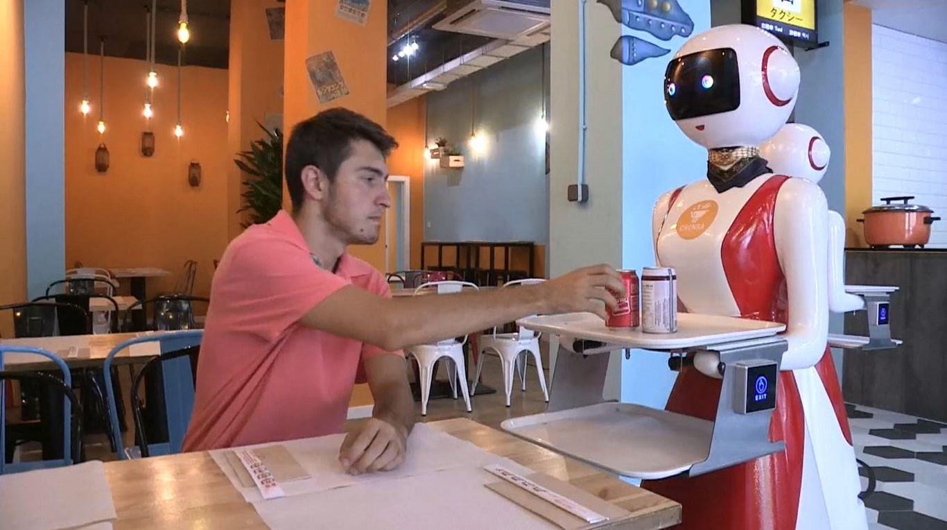 Crensa - первый ресторан в Валенсии с роботами-официантами